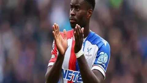 新春热闹非凡，人潮涌动，购物狂潮席卷而来。